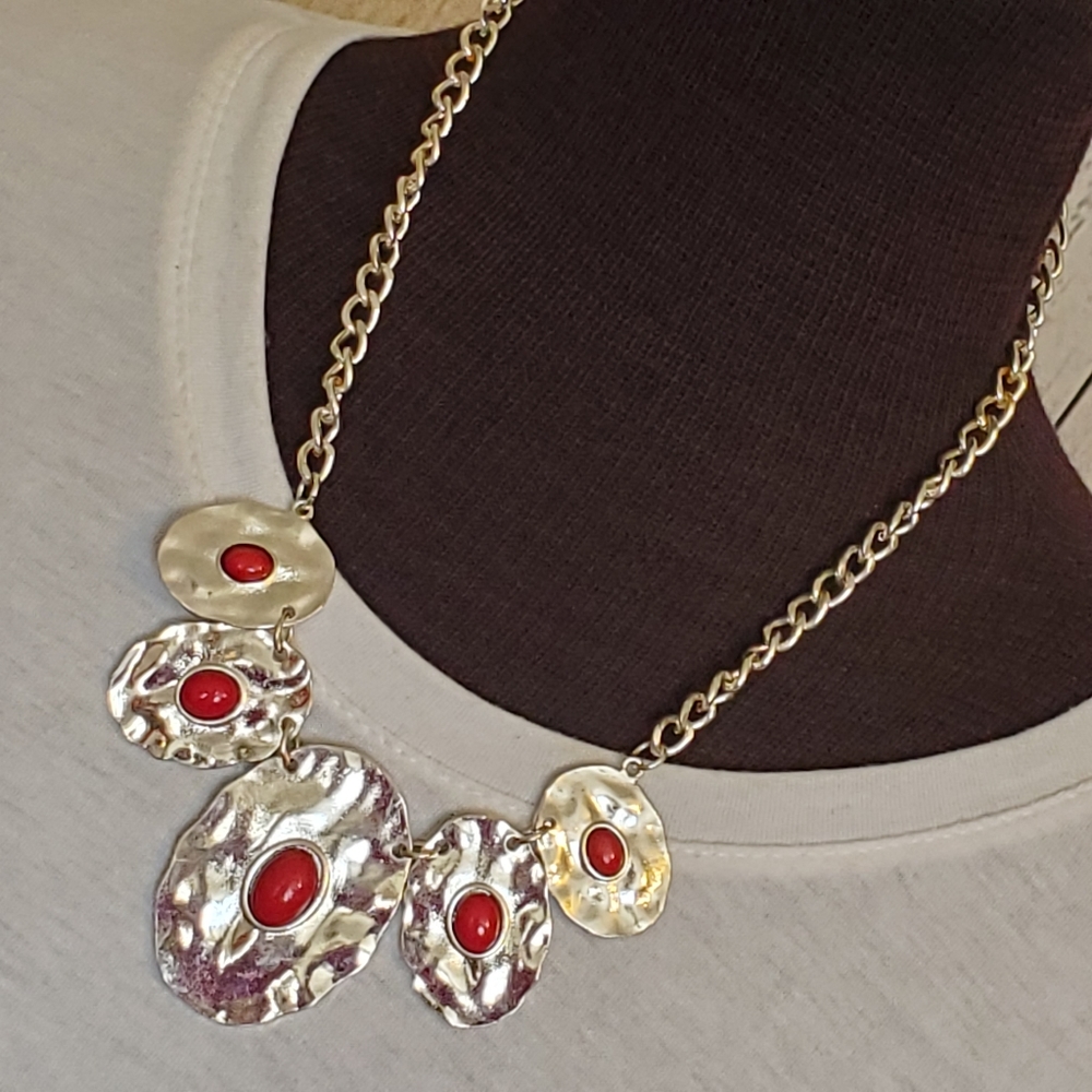 Silvertone hammered look ovals with red cabochons statement necklace
